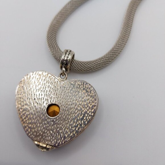 Vintage puffed heart locket necklace with blue crystal stone and floral details - Picture 6 of 7
